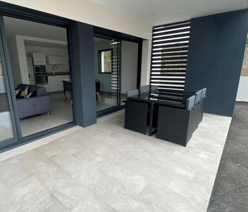 un salon avec un piano et un salon dans l'établissement Appartement RDC avec grande terrasse et parking, à Ploemeur