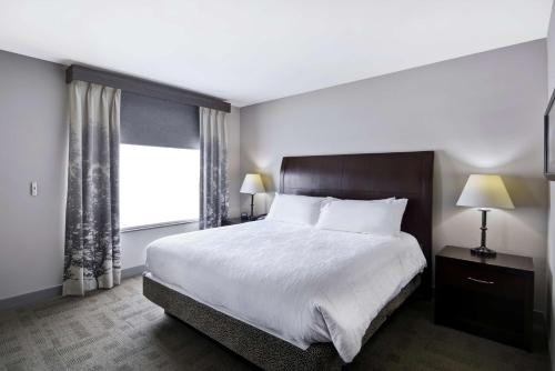 a bedroom with a large bed and a window at Hilton Garden Inn Toledo / Perrysburg in Perrysburg