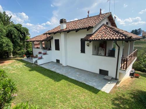 una pequeña casa blanca con un patio de césped en Villa Margherita, en Nizza Monferrato