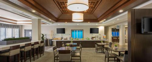 Televisyen dan/atau pusat hiburan di DoubleTree by Hilton Hotel Chicago Wood Dale - Elk Grove