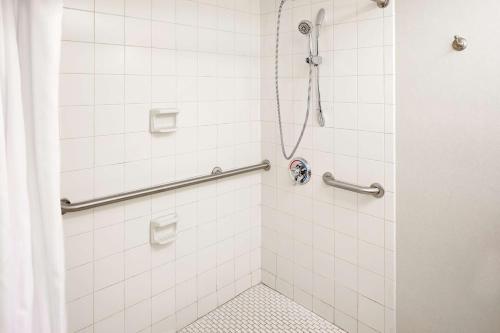 y baño con ducha de azulejos blancos. en Homewood Suites by Hilton Raleigh/Cary, en Cary