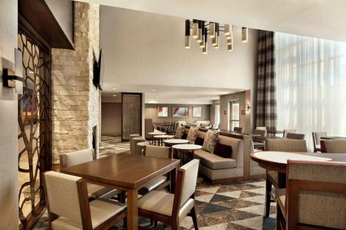 Ruang duduk di Homewood Suites by Hilton Portland Airport