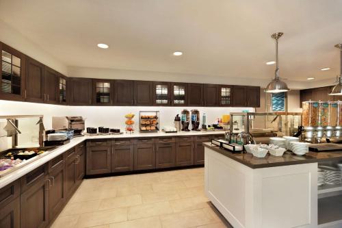 Dapur atau dapur kecil di Homewood Suites by Hilton Portland Airport