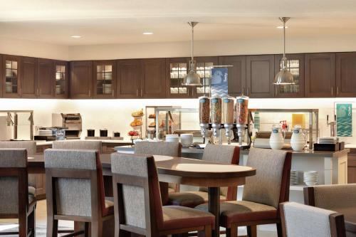 Dapur atau dapur kecil di Homewood Suites by Hilton Portland Airport