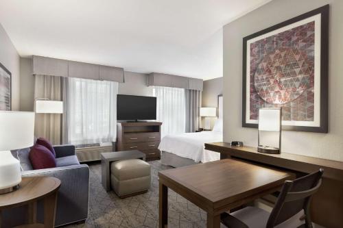 Televisyen dan/atau pusat hiburan di Homewood Suites by Hilton Portland Airport