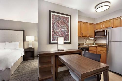 Dapur atau dapur kecil di Homewood Suites by Hilton Portland Airport