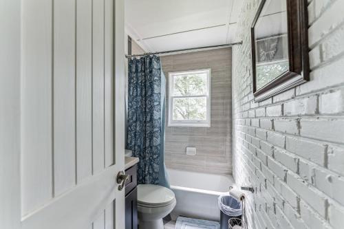 Bilik mandi di Mins to Graceland Secluded Rambling Ranch Style Home