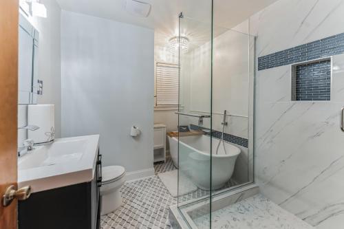 Bilik mandi di Mins to Graceland Secluded Rambling Ranch Style Home