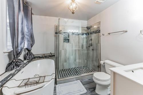 Bilik mandi di Mins to Graceland Secluded Rambling Ranch Style Home