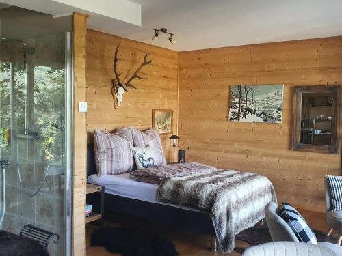 Ένα ή περισσότερα κρεβάτια σε δωμάτιο στο Romantic and Cosy Studio with Lake View in Meerfeld Eifel Region