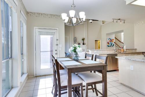 Kuchyň nebo kuchyňský kout v ubytování Spacious Sugar Land Home with Yard and Pool Access!