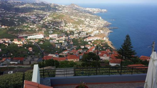 een uitzicht op de amalfikust vanuit een huis bij Casa do Pico in Câmara de Lobos