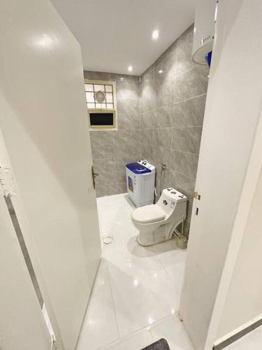 a white bathroom with a toilet in a room at ستوديو البوليفارد مدخل جانبي h3 in Riyadh