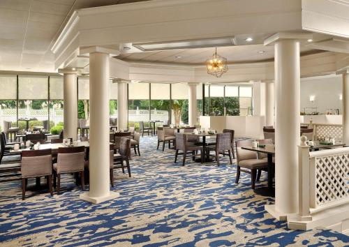 ウィリアムズバーグにあるDoubletree by Hilton Hotel Williamsburgのテーブルと椅子と窓のあるダイニングルーム