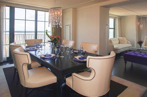 Ein Sitzbereich in der Unterkunft Hilton Virginia Beach Oceanfront