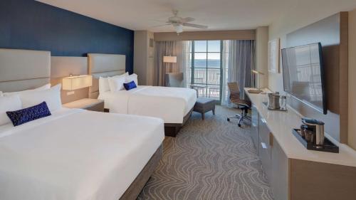 Ein Bett oder Betten in einem Zimmer der Unterkunft Hilton Virginia Beach Oceanfront