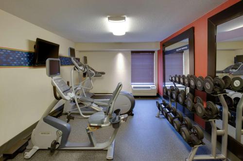 Fitness centrum a/nebo fitness zařízení v ubytování Hampton Inn Chester