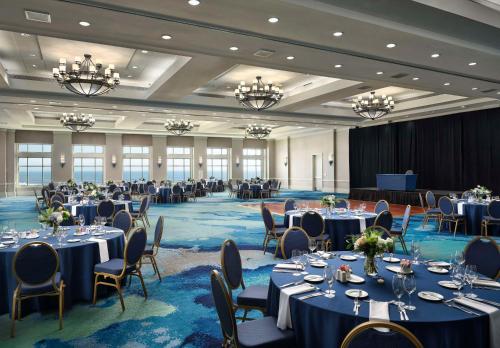 Ein Restaurant oder anderes Speiselokal in der Unterkunft Hilton Virginia Beach Oceanfront 
