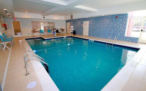 una gran piscina de agua azul en un edificio en Hampton Inn- Suffolk, en Suffolk