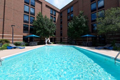 a large swimming pool in front of a building at Hampton Inn Richmond-West Innsbrook in Broad Meadows