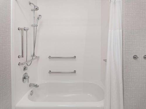 a bathroom with a shower and a white tub at Hampton Inn Richmond-West Innsbrook in Broad Meadows