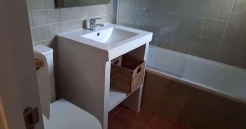 a bathroom with a sink and a toilet and a tub at Adosado en alquiler calle Penya el Figueret, 1 in Relleu