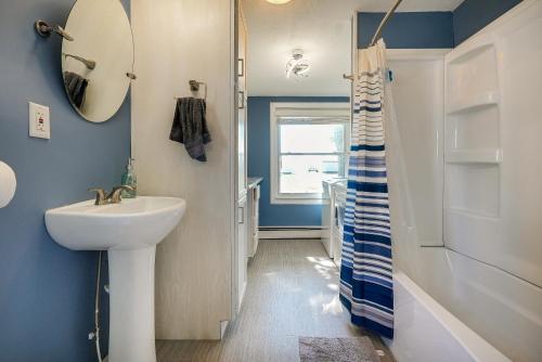 een badkamer met een wastafel en een spiegel bij Downtown Russells Point Cottage Near Indian Lake! in Russells Point
