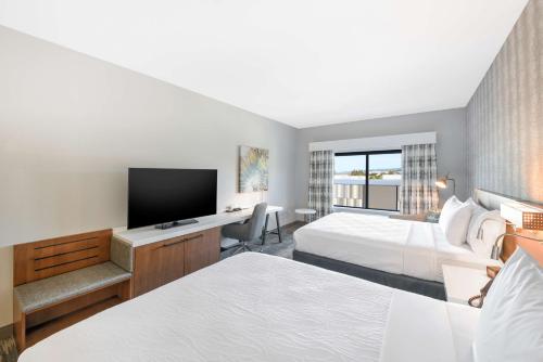 Cette chambre comprend 2 lits et une télévision à écran plat. dans l'établissement Hilton Garden Inn Fremont Milpitas, à Fremont