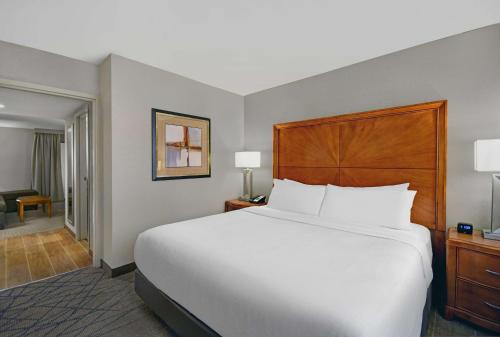 Postel nebo postele na pokoji v ubytování Embassy Suites by Hilton Detroit - Livonia/Novi