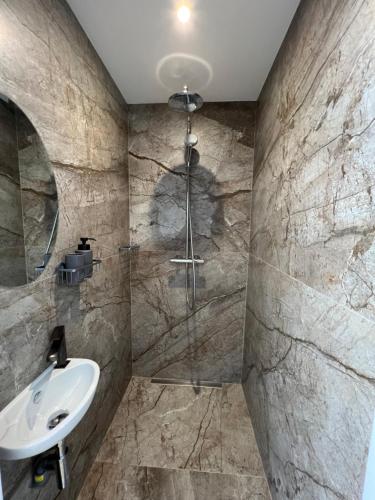 une salle de bain avec un lavabo et une douche dans l'établissement Le refuge du littoral n4, à Grimaud