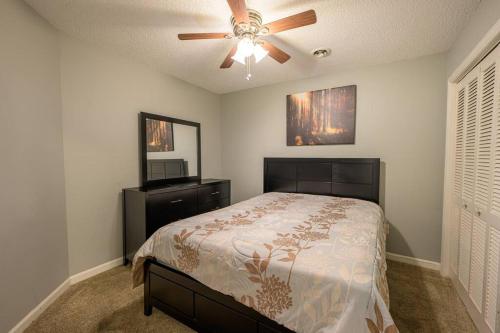 A bed or beds in a room at Poolside Condo in Surfside Beach