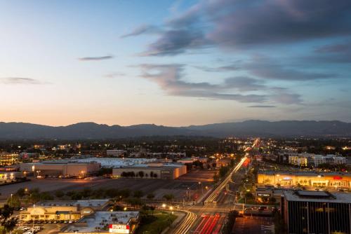 uma vista da cidade à noite em Hilton Woodland Hills/ Los Angeles em Woodland Hills