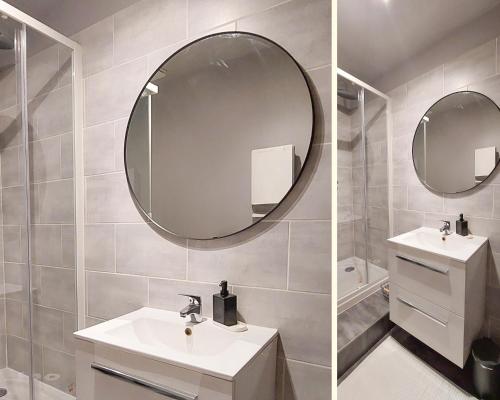 - deux photos d'une salle de bains avec lavabo et miroir dans l'établissement ArtGrey * Idéal Pro * Roanne Secteur Gare et rue piétonnes, à Roanne