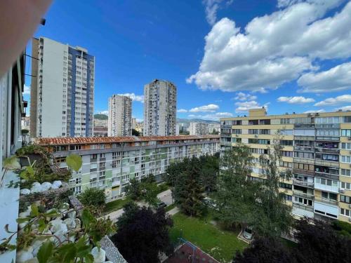 - une vue sur une ville avec de grands bâtiments dans l'établissement Your home away from home, à Sarajevo