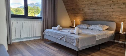 Un pat sau paturi într-o cameră la Joy resort Bran
