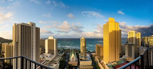 widok na miasto z wysokimi budynkami i ocean w obiekcie Hilton Waikiki Beach w mieście Honolulu