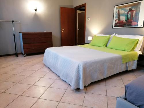 sypialnia z dużym łóżkiem z zielonymi poduszkami w obiekcie Sulla strada per il lago CIR - O17161CNI00001 w mieście Rezzato