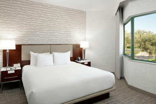 DoubleTree Suites by Hilton Phoenix Image