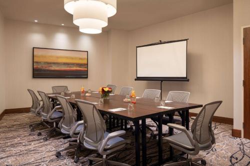 a conference room with a large table and chairs at Hilton Garden Inn Long Island City in Queens