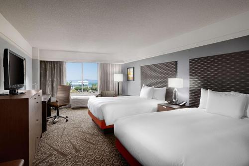 布里斯班DoubleTree by Hilton San Francisco Airport North Bayfront的一间有两张床和一台平板电视的酒店房间