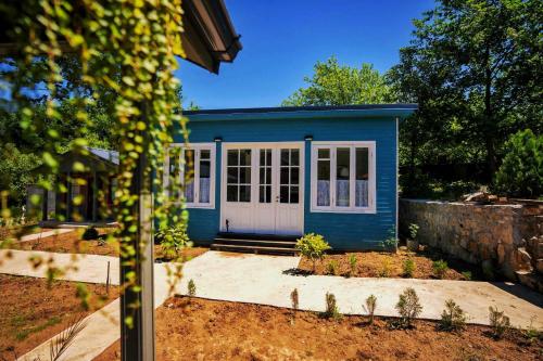 una casa pequeña con un azul en Brotseulebi en Ambrolauri