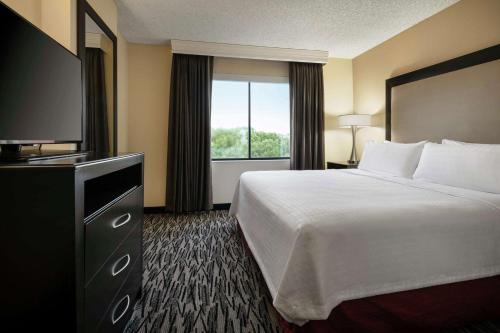 Habitación de hotel con cama y TV en Homewood Suites by Hilton-Anaheim, en Anaheim