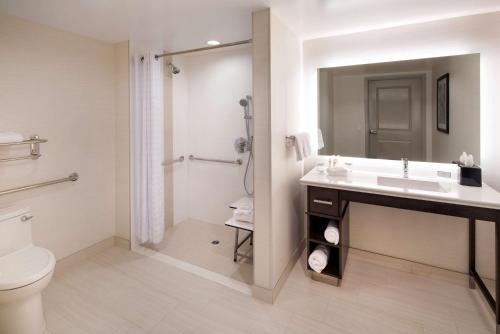 y baño con lavabo, ducha y aseo. en Homewood Suites by Hilton Aliso Viejo Laguna Beach en Aliso Viejo