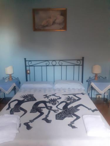 ein Bett mit einer schwarzen und weißen Bettdecke darauf in der Unterkunft BIRI in Perugia