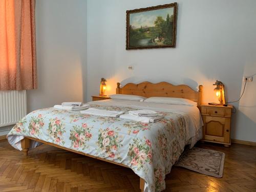 een slaapkamer met een bed met een bloemenbed bij Relax88 in Bran