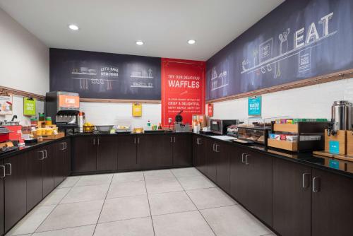 un fast food con un bancone al centro di Hampton Inn Boulder/Louisville a Louisville