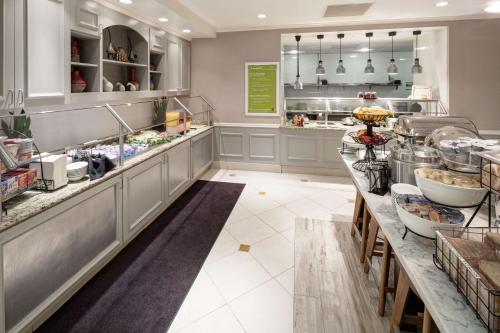 una gran cocina con barra en un restaurante en Hilton Garden Inn Frisco, en Frisco