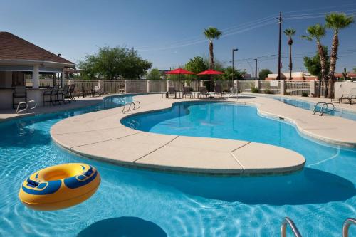 a large swimming pool with a yellow and blue raft at Hilton Garden Inn Tucson Airport in Tucson