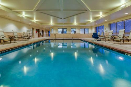 uma grande piscina com cadeiras num quarto de hotel em Hampton Inn Bennington em Bennington