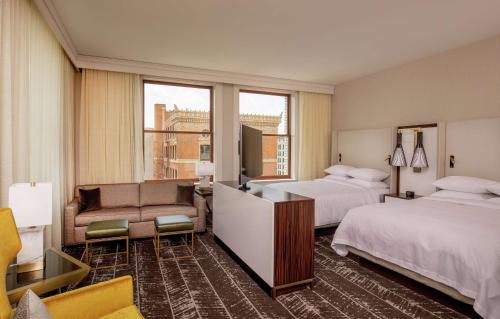 Postel nebo postele na pokoji v ubytování Doubletree By Hilton Youngstown Downtown